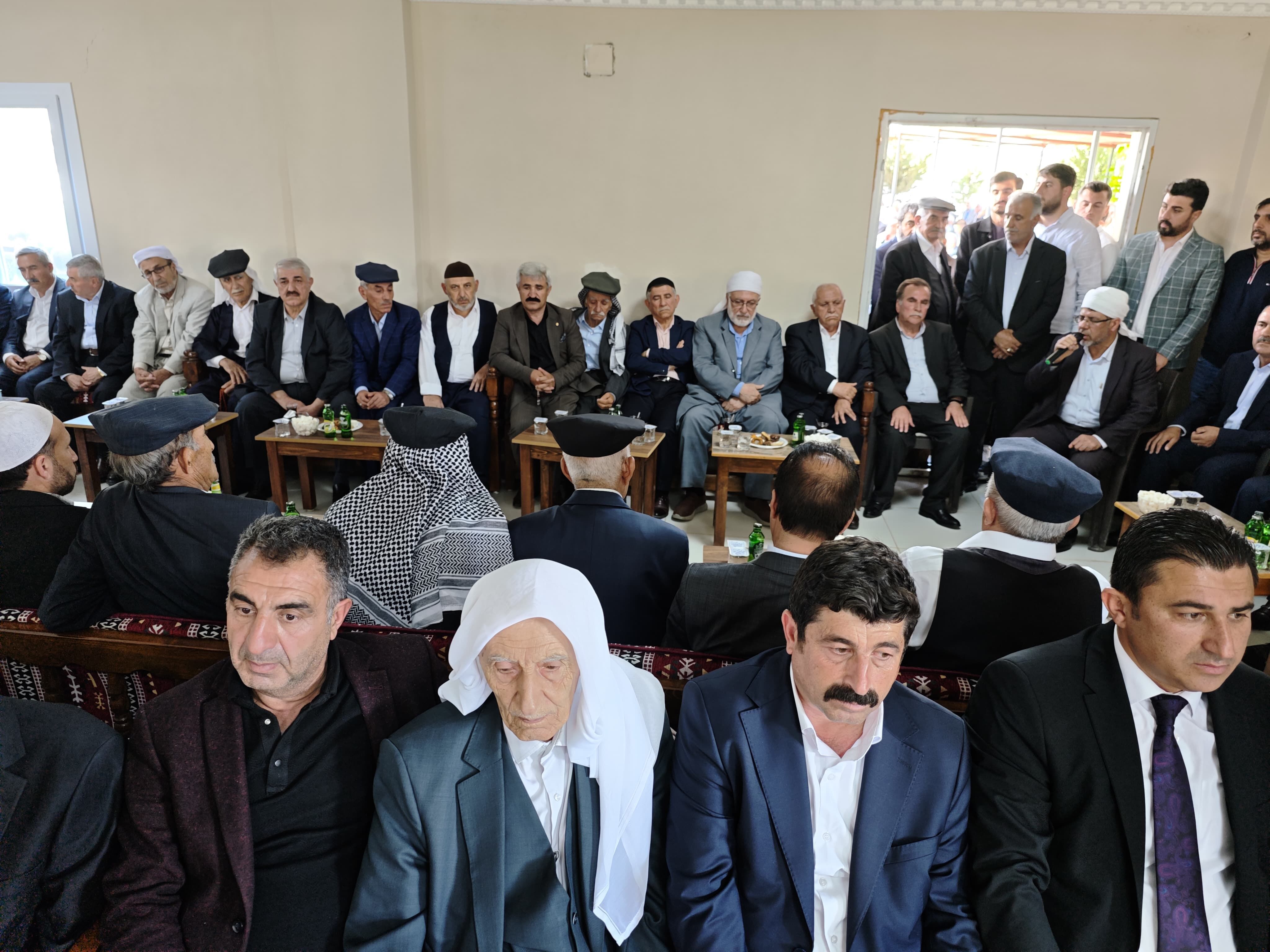Iki Aşiret El Sıkıştı (12)