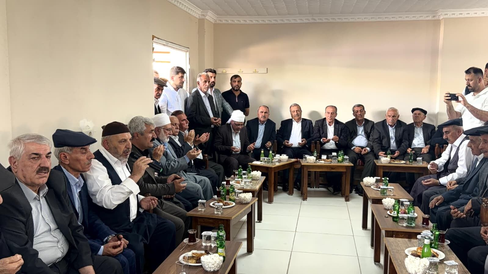 Iki Aşiret El Sıkıştı (3)