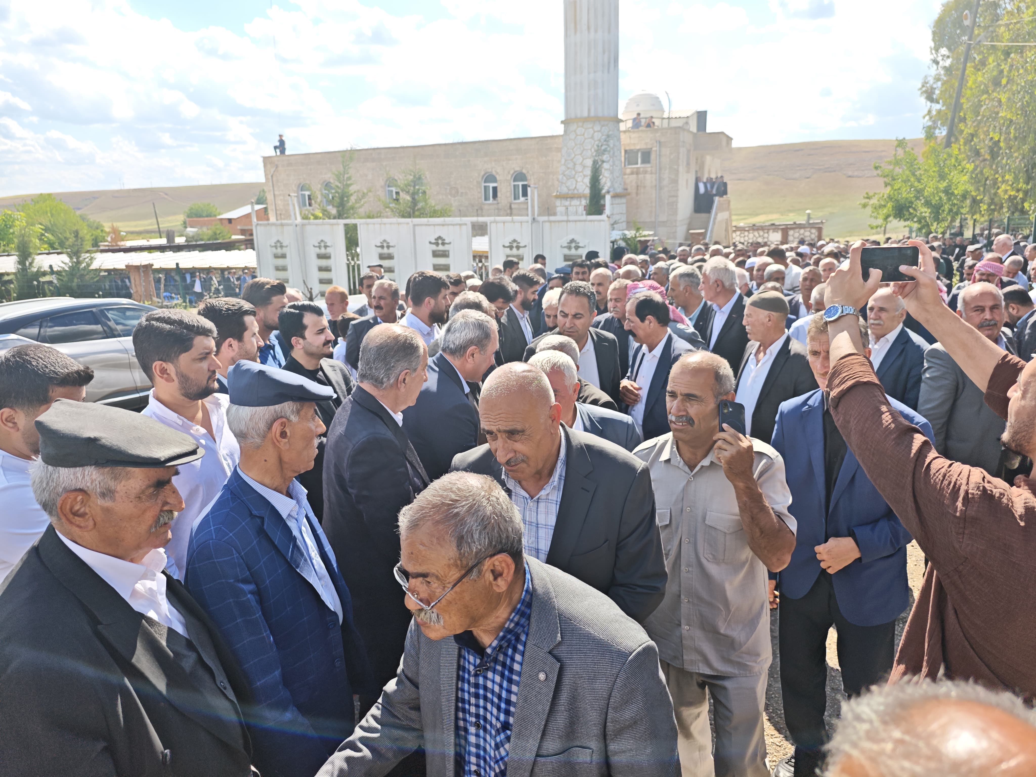 Iki Aşiret El Sıkıştı (4)