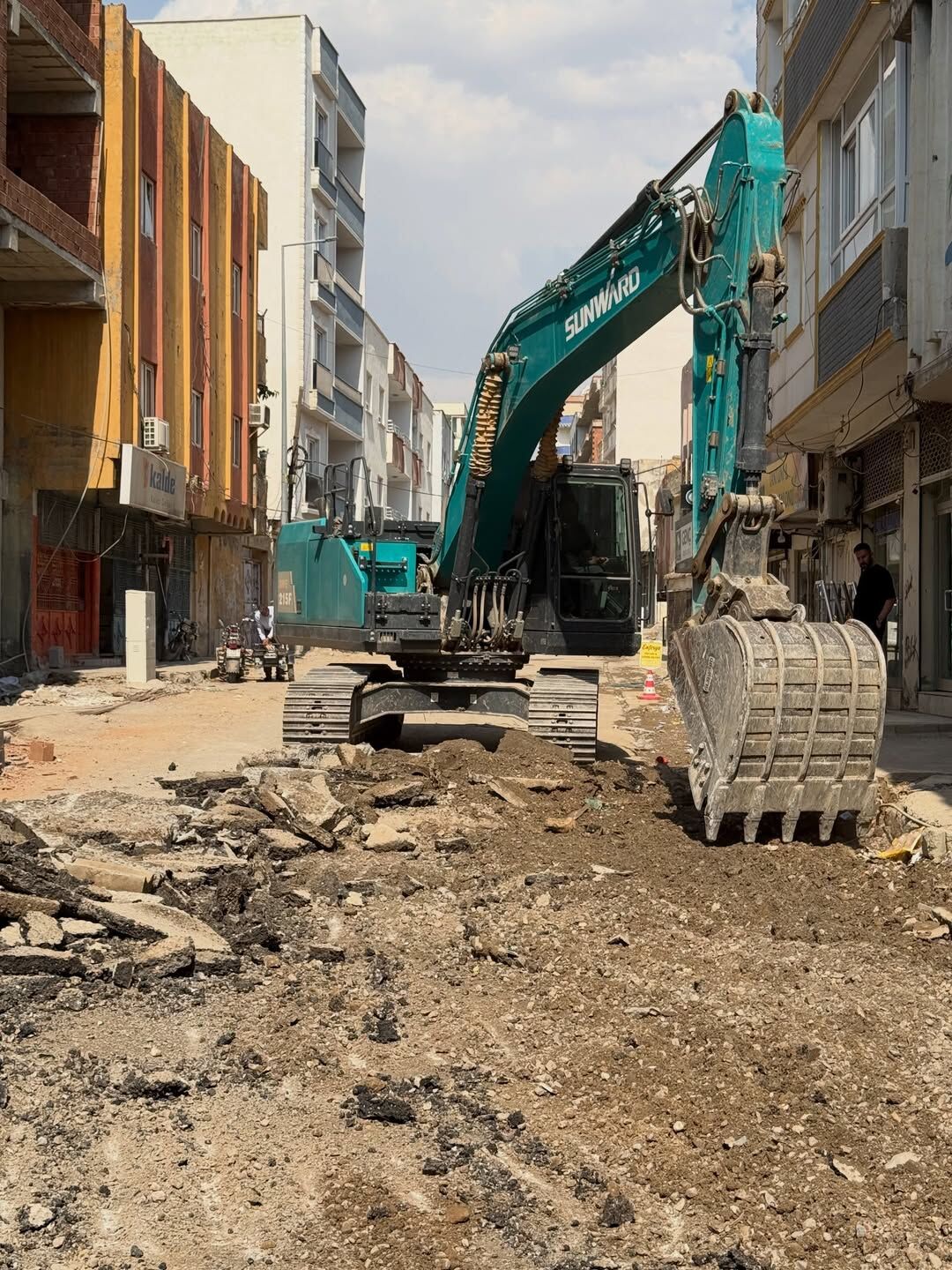63. Cadde’nin 3. Ve 4. Cadde Arasında Bulunan Bölümünde, Asfalt Çalışmaları Kapsamında Söküm Çal