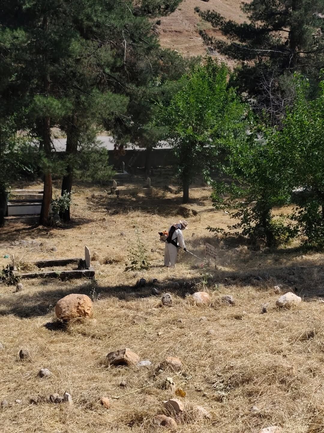 Mezarlıklar Müdürlüğümüz, Mezarlıklarımızda Ot Temizliği Çalışmalarına Devam Ediyor. (1)