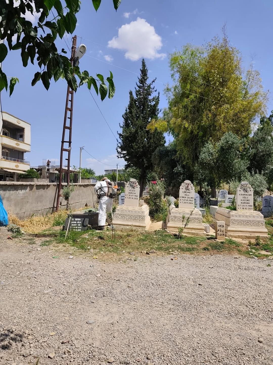 Mezarlıklar Müdürlüğümüz, Mezarlıklarımızda Ot Temizliği Çalışmalarına Devam Ediyor. (4)