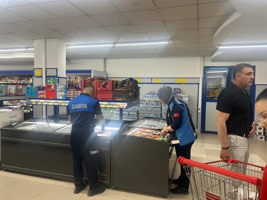 Zabıta Müdürlüğümüz Market Denetimlerine Devam Ediyorzabıta Müdürlüğü Ekiplerimiz Tarafından Ilç (4)