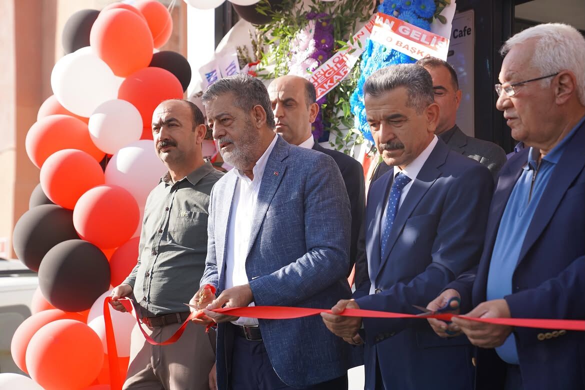 Valimiz Birol Ekici, Belediye Başkanı Mehmet Yarka Ile Birlikte Hizmete Açılan Hilton Pastanesi’