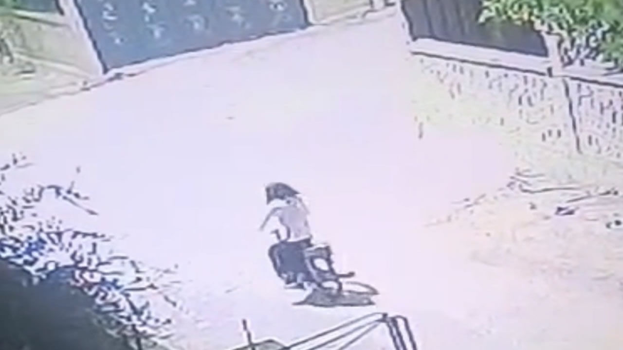 Başına poşet geçirip bisiklet çaldı