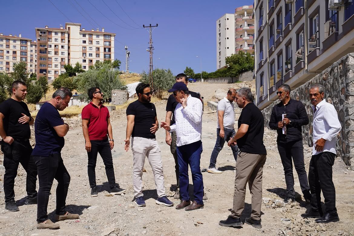 Belediye Başkanımız Sayın Mehmet Yarka, Yeni Mahallemizin Şaranlar Sitesi Mevkiinde Incelemelerd (3)