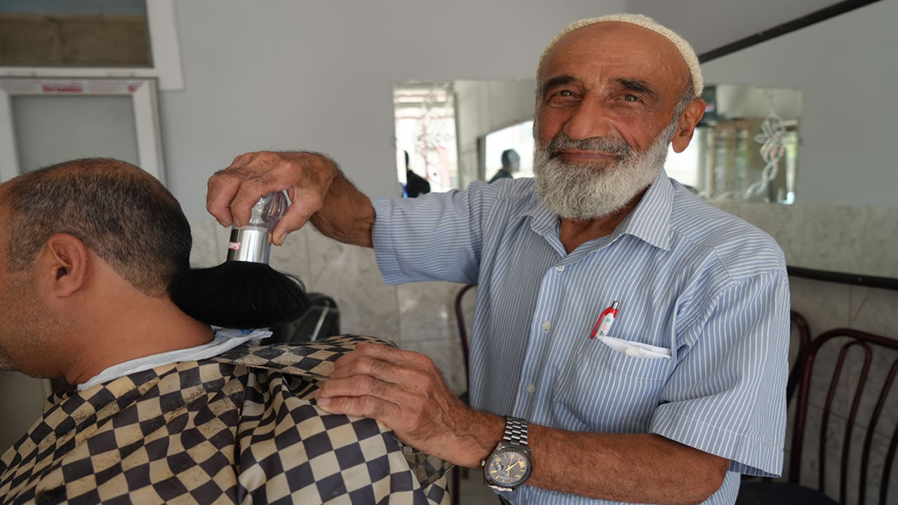 11 yaşında başladı, 65 yıldır makasını elinden bırakmadı