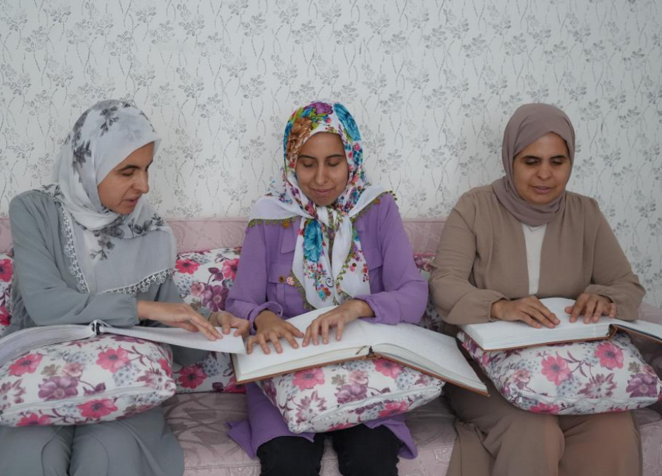 Görme engelli 3 kardeş azimle üniversiteyi kazandı