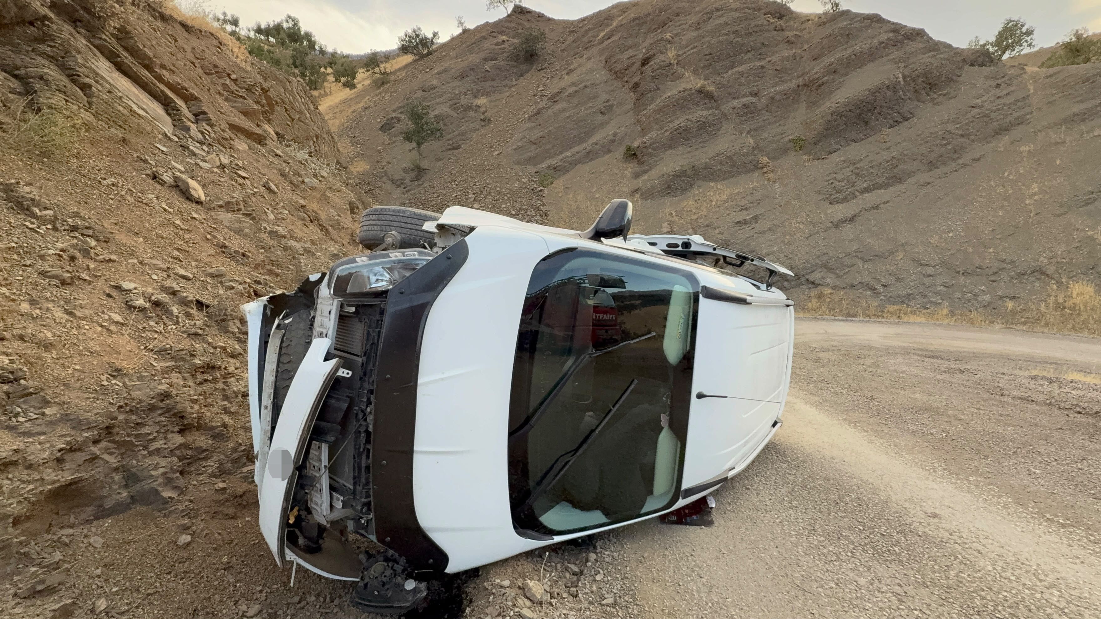 Takla atan otomobilde karı koca yaralandı