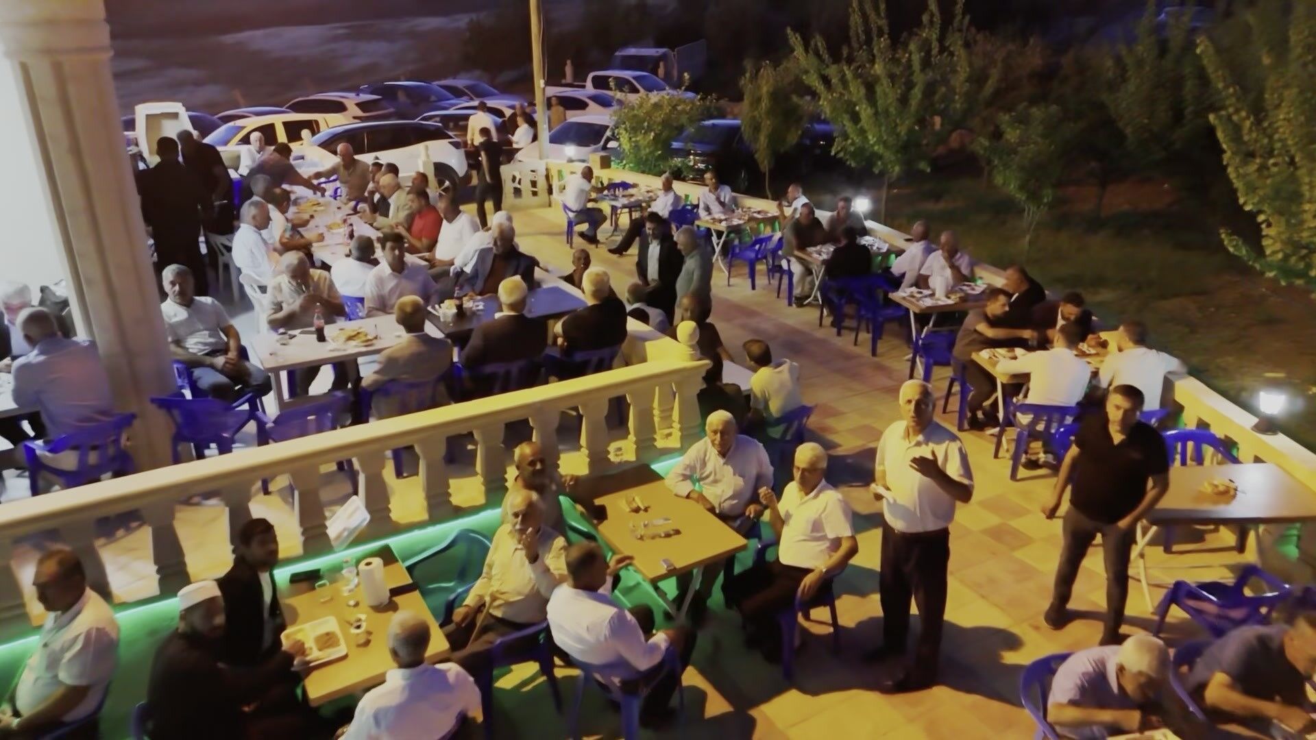 Muhtarın 350 kişilik ikram sofrası