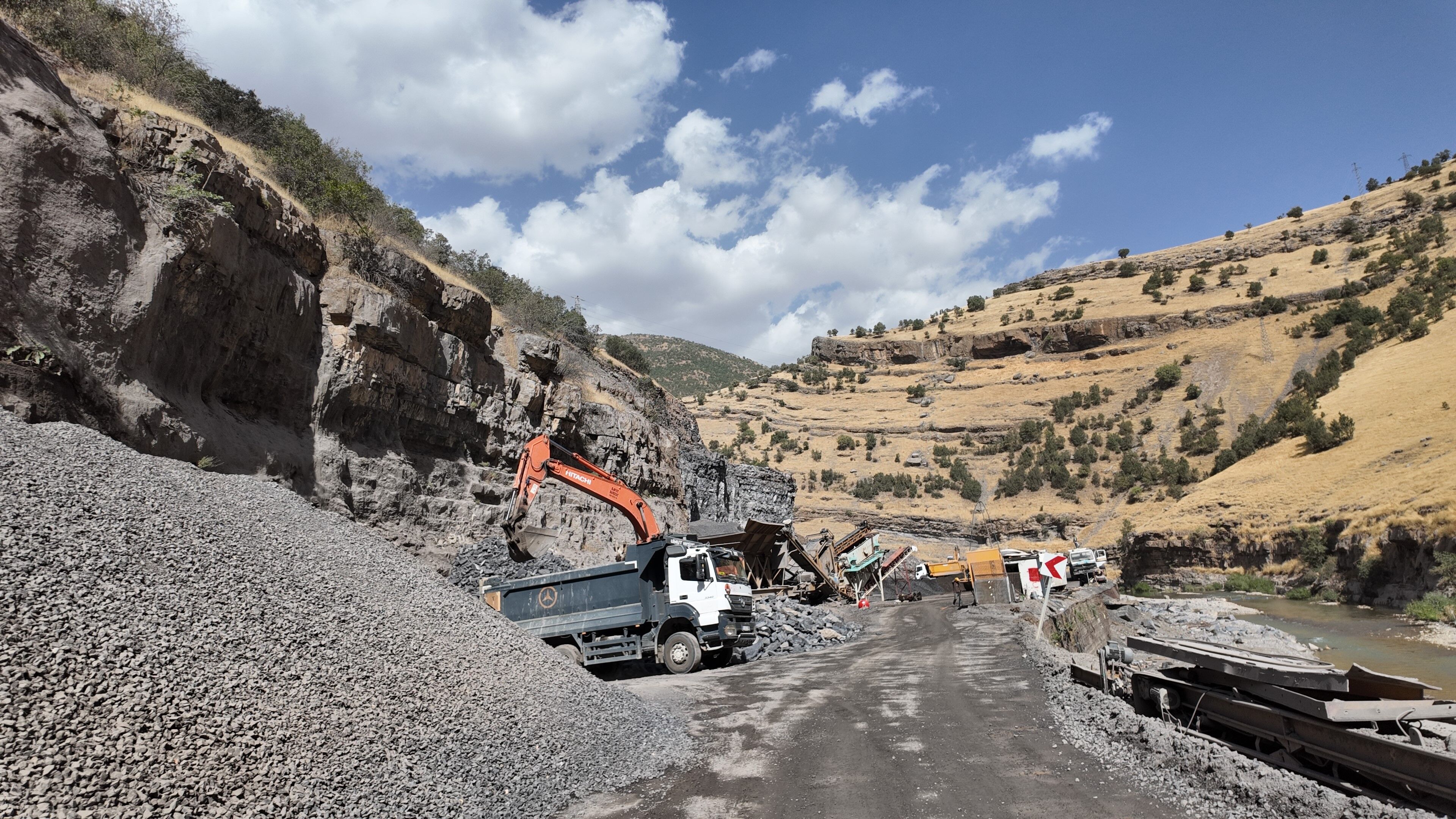 Şırnak’ta yıllardır beklenen yol için çalışmalar hızlandı