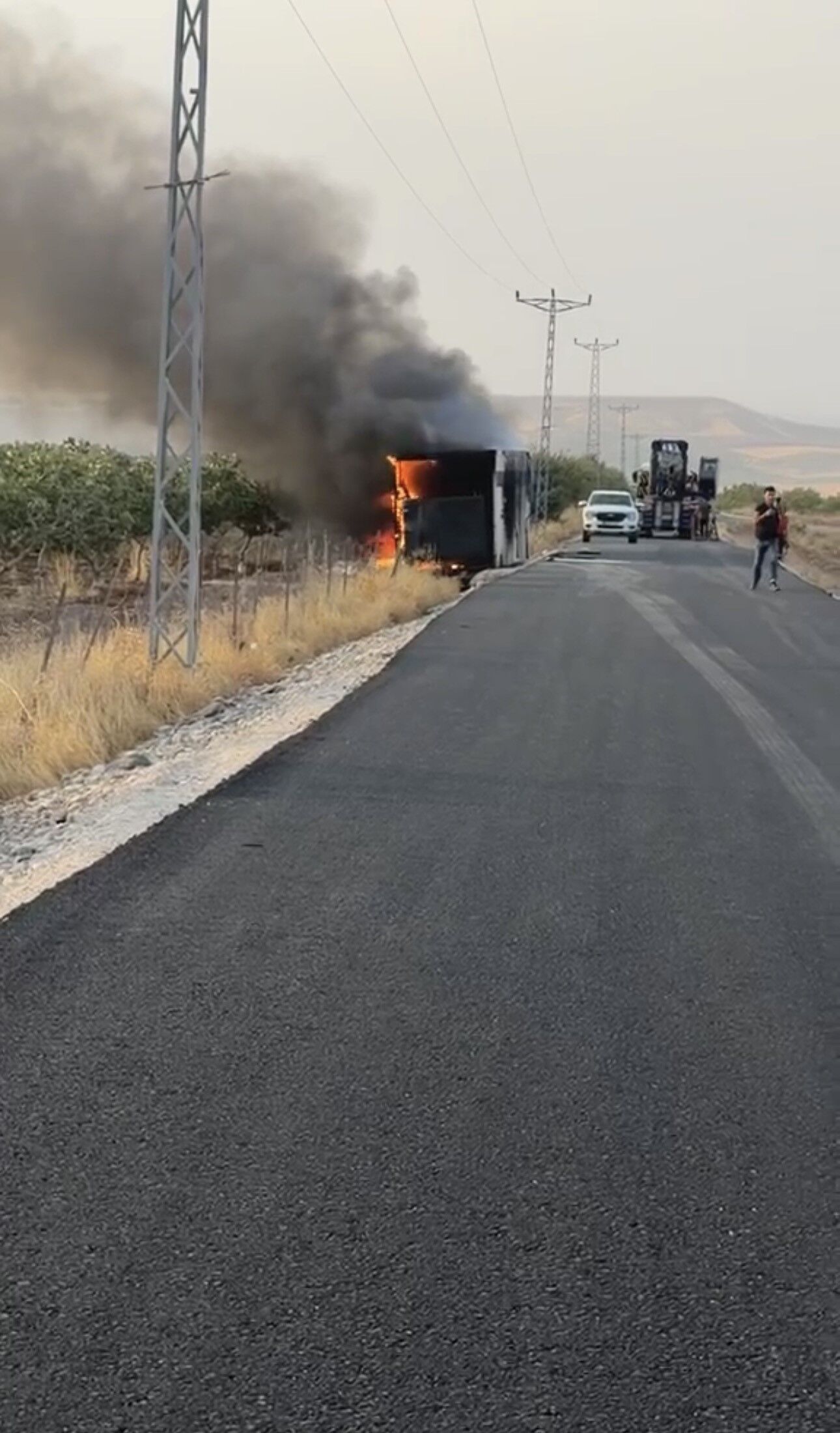 TPAO’ya ait jeneratörü taşıyan tır yan yattı, yangın çıktı