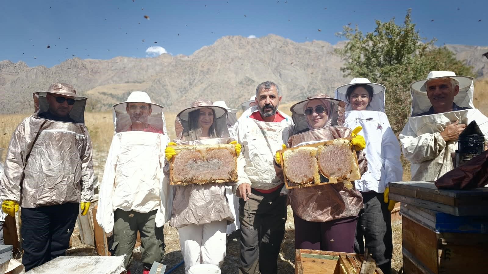 Doğaseverler bal sağımı yaptı
