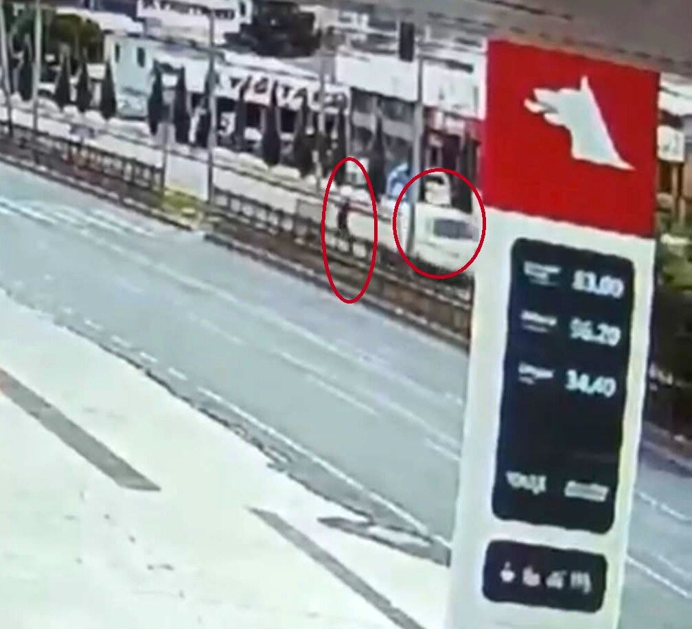 Yaya geçidinden geçmeye çalışan şahsın ölümden döndüğü anlar