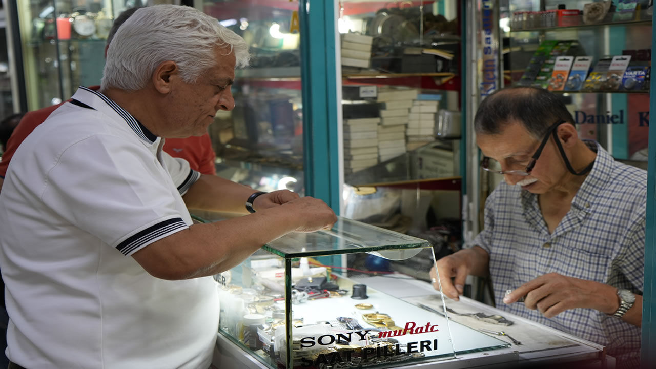 Saat ustası 56 yıldır zamana ayar veriyor