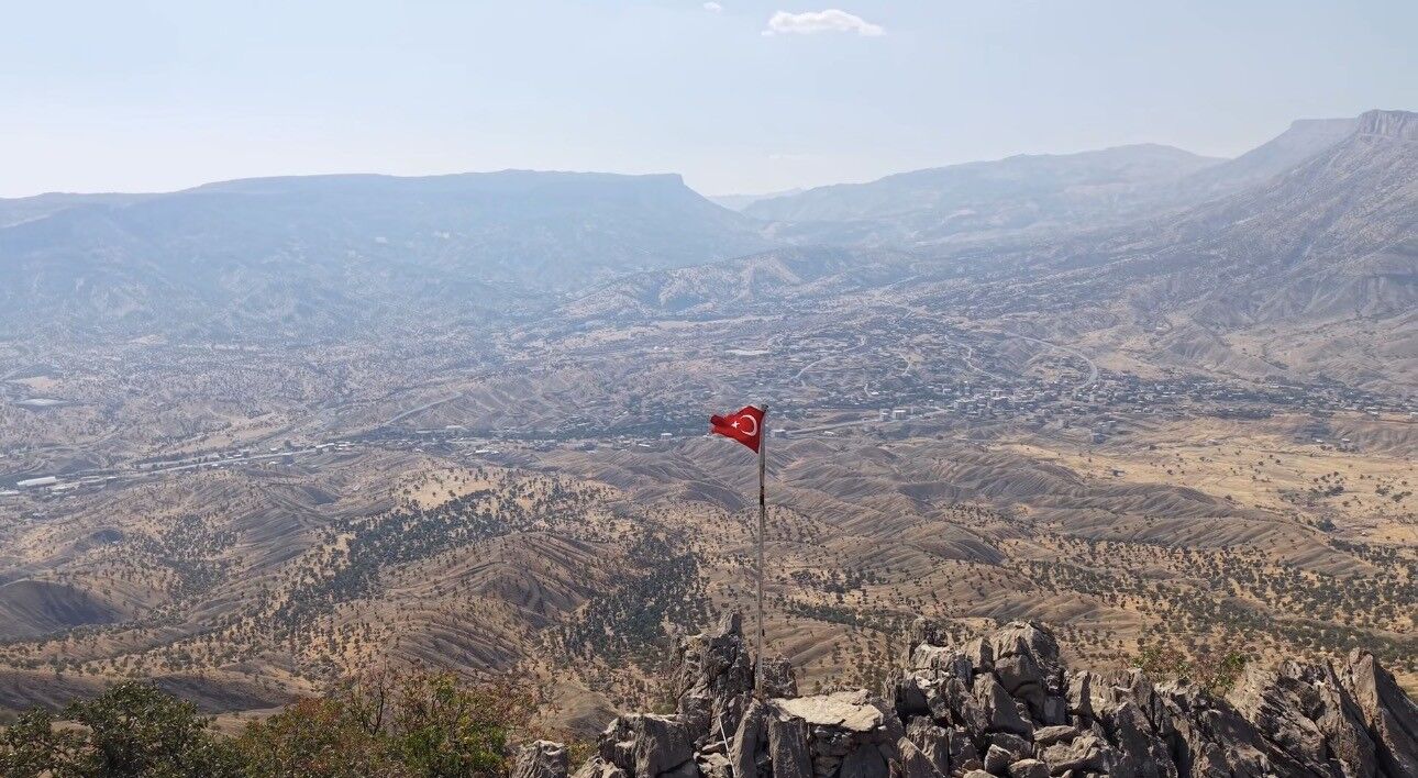 Gazeteci 2 bin rakımdaki Türk bayrağını yeniledi