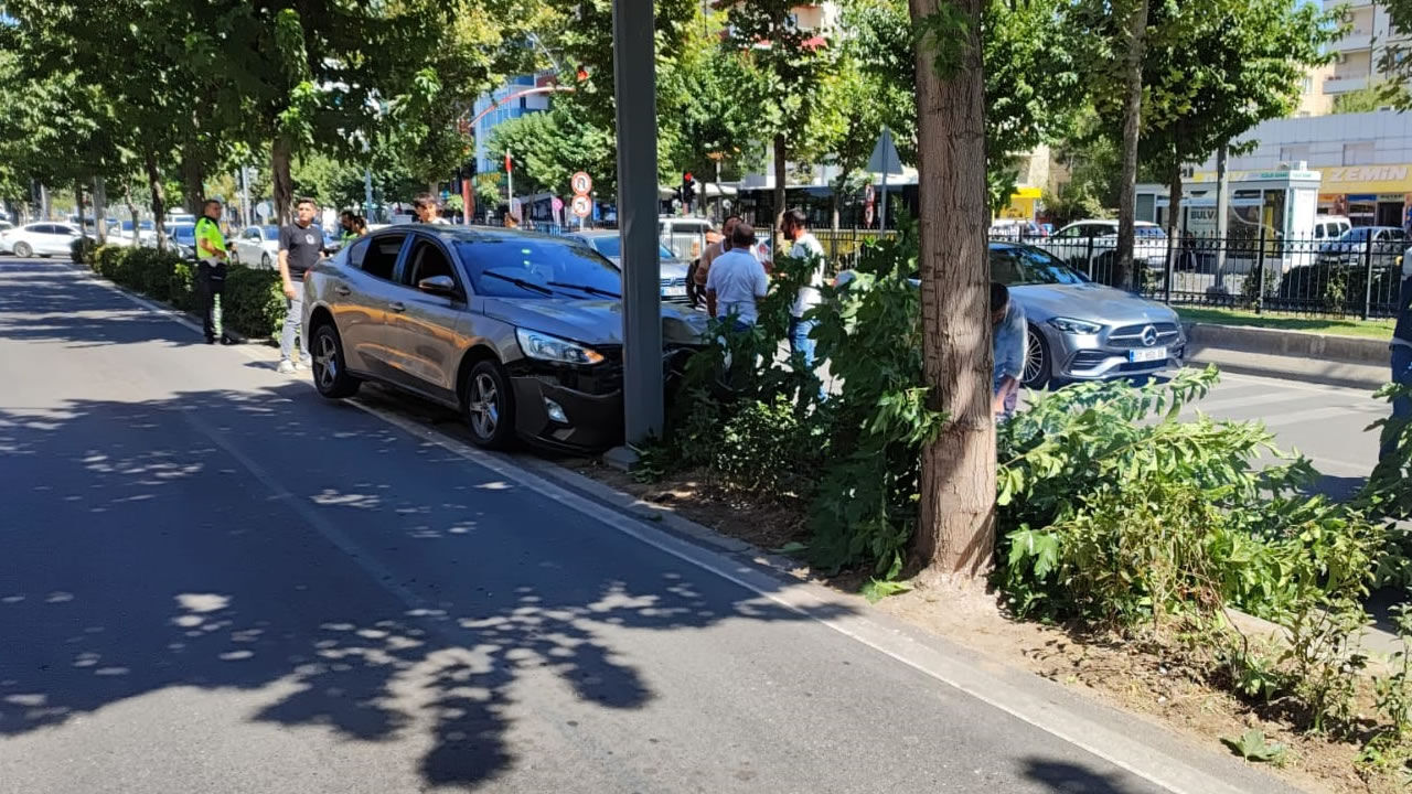 Kontrolden çıkan otomobil ağaca çarptı 1 yaralı