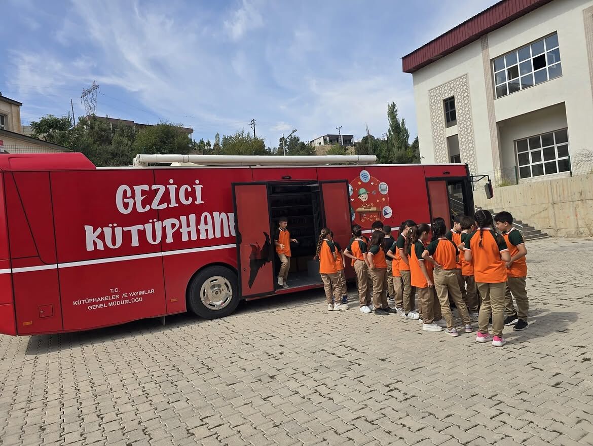 📚 Gezici Kütüphane Öğrencilerimizle Buluştuşırnak İl Halk Kütüphanesi Bünyesindeki Gezici Kütüp (1)
