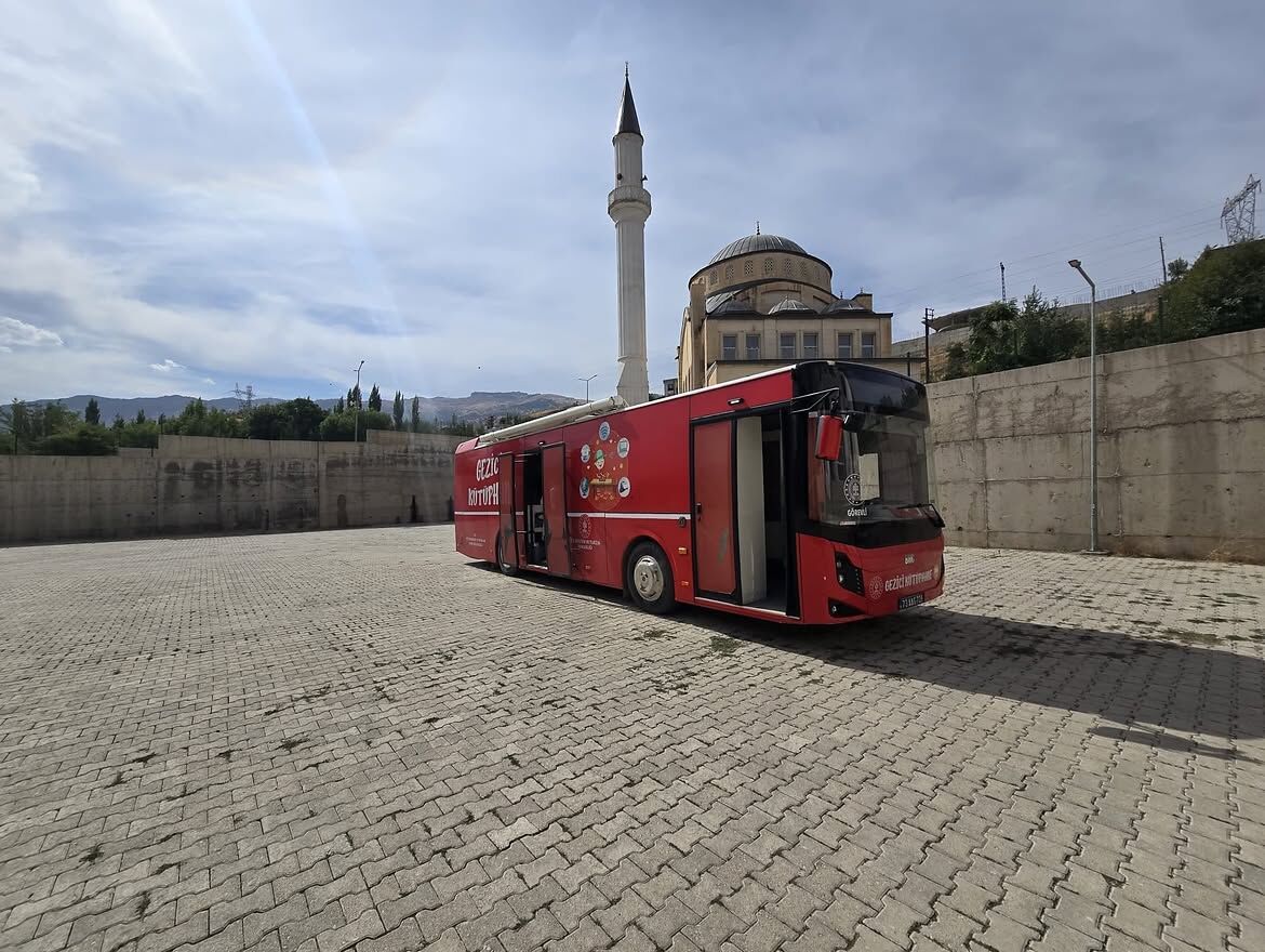 📚 Gezici Kütüphane Öğrencilerimizle Buluştuşırnak İl Halk Kütüphanesi Bünyesindeki Gezici Kütüp (2)