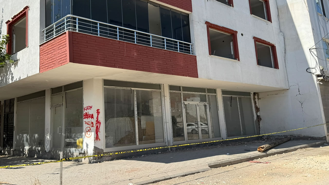 Hasarlı bina deprem sonrası korkuttu