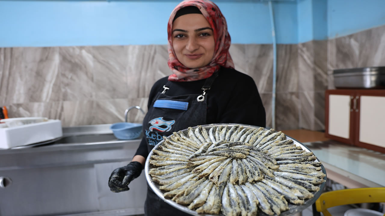 Balığa kadın eli değdi kentin tek ustası, siparişlere yetişmeye çalışıyor