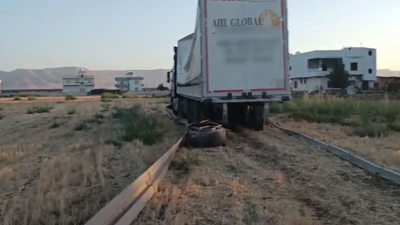 Kontrolden çıkan tır boş araziye girdi