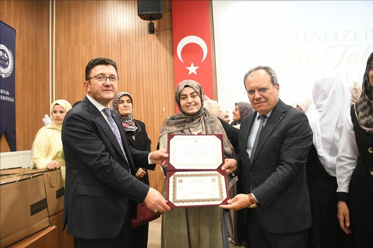 Universitemizde Hafizlik Egitimini Tamamlayan Ogrenciler Icin Tac Giyme Merasimi Duzenlendi 0169C348 04C3 4D8E 80B3 919938Cee282