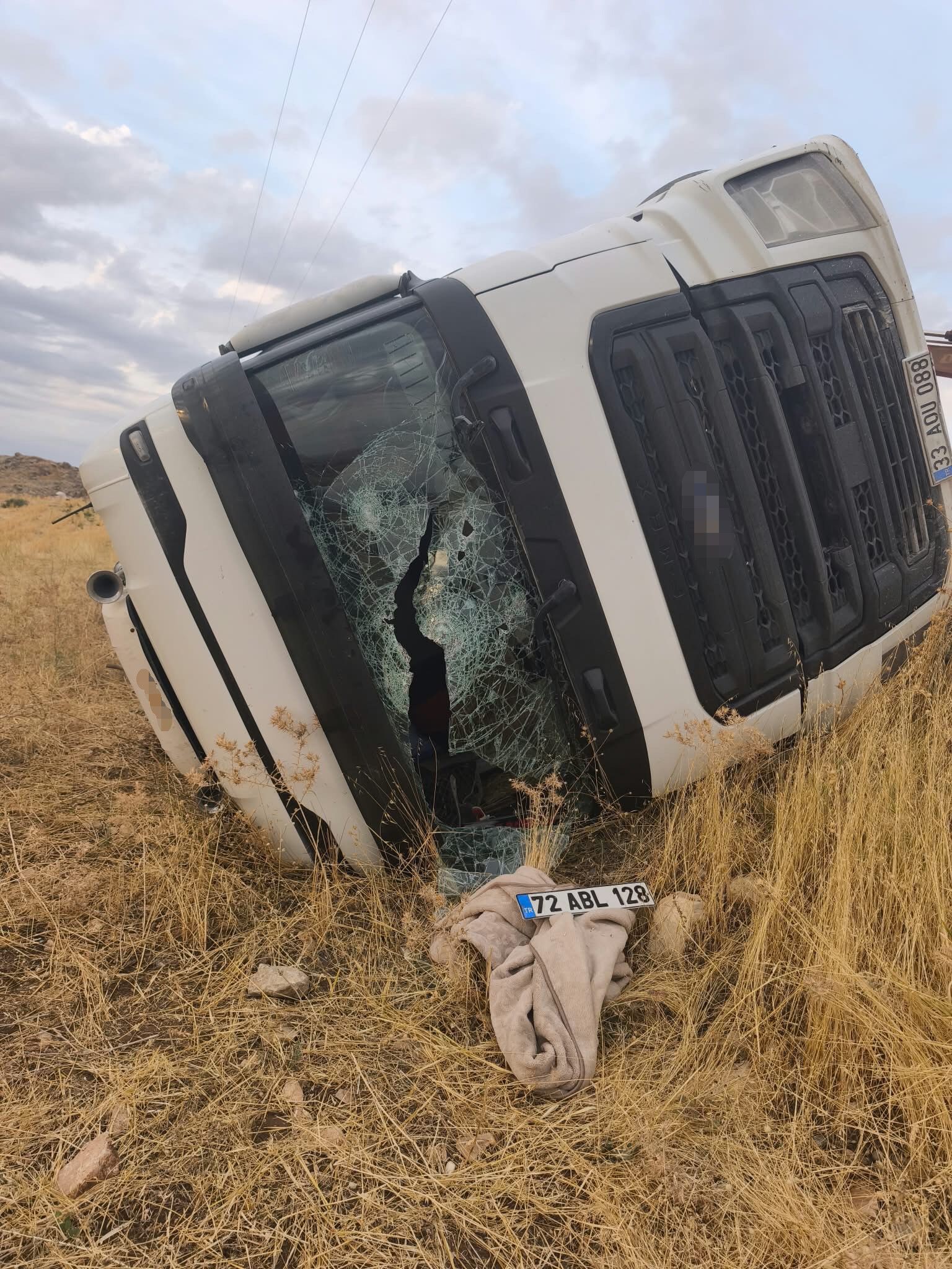 Siirt’te kamyon devrildi 1 yaralı