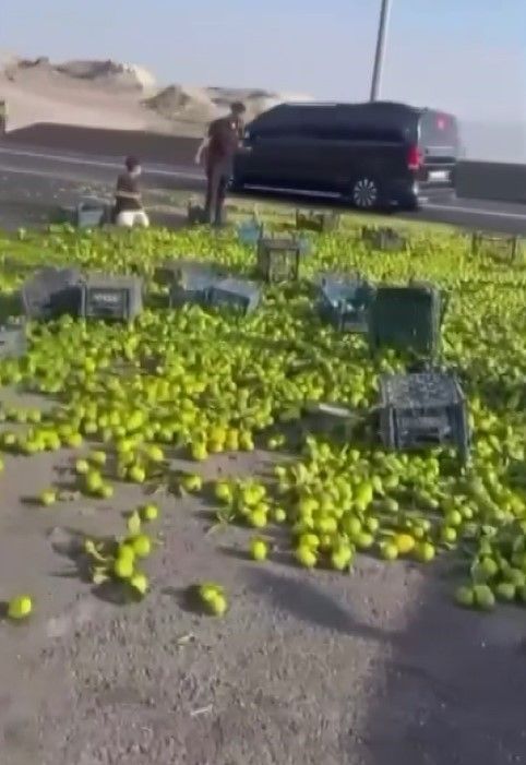 Nurdağı'nda mandalina yüklü kamyon devrildi