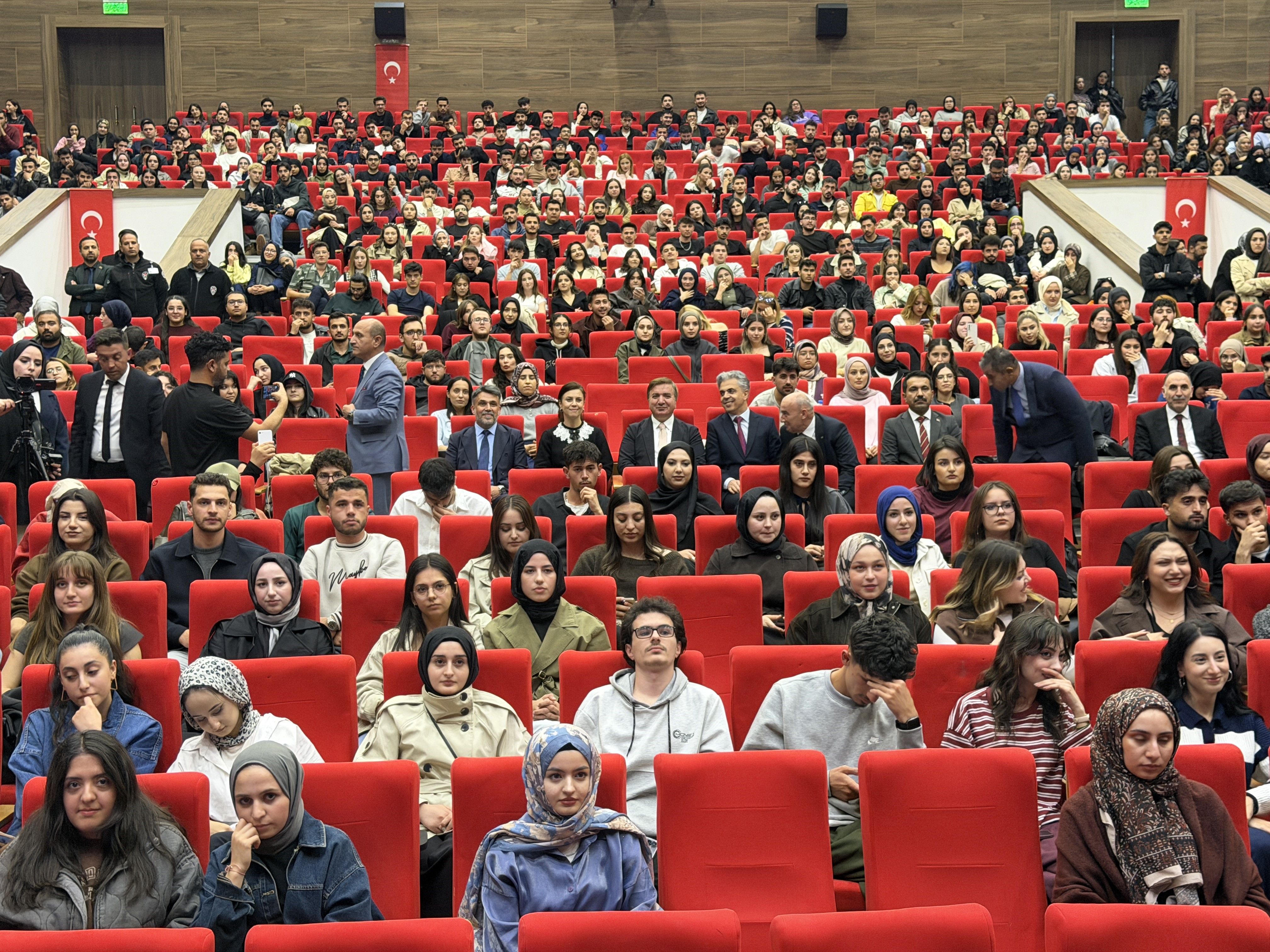 Üniversitelilere iş fırsatı 869 kişi alınacak