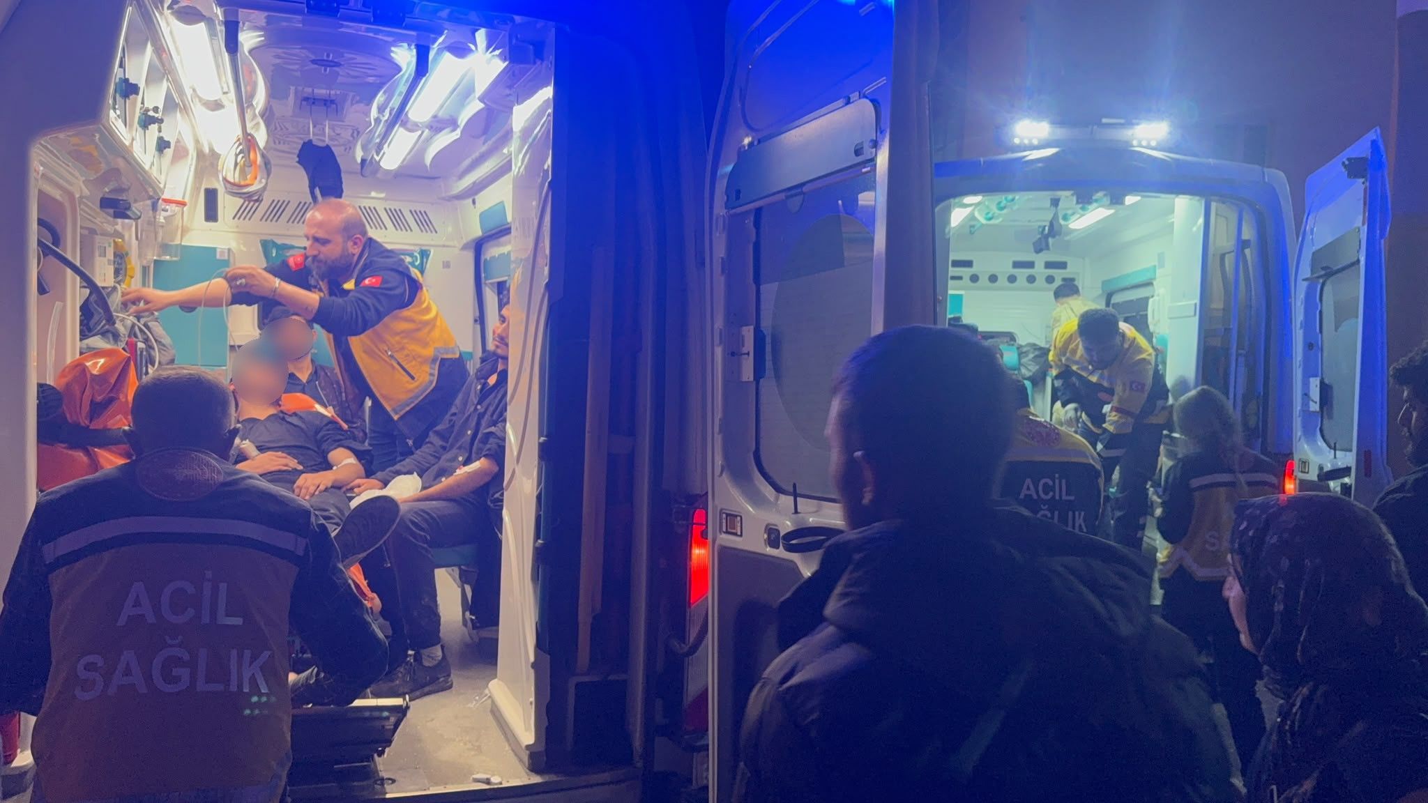 Düzensiz göçmenleri taşıyan minibüs dereye uçtu; 20 yaralı