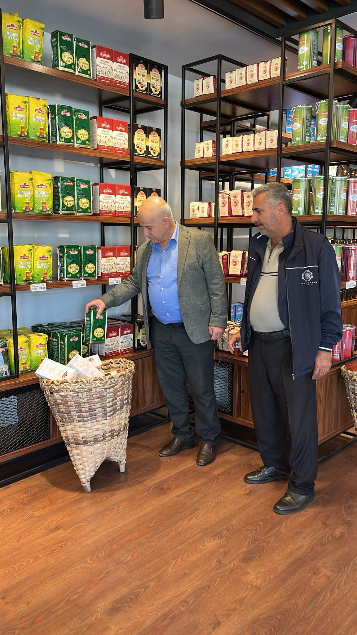 Çay Alirken Di̇kkat (7)
