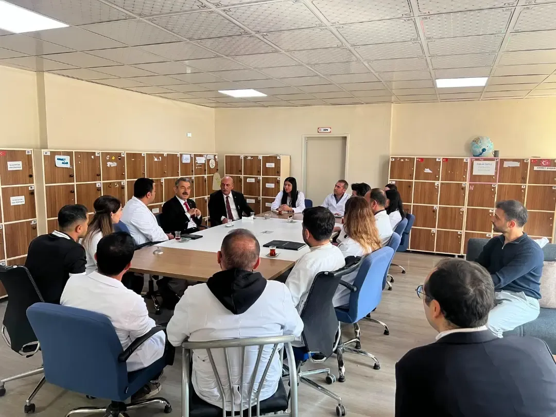 Şırnak Valisi Birol Ekici, Fatih Sosyal Bilimler Lisesi’ni ziyaret ederek öğretmen ve öğrencilerle görüştü.