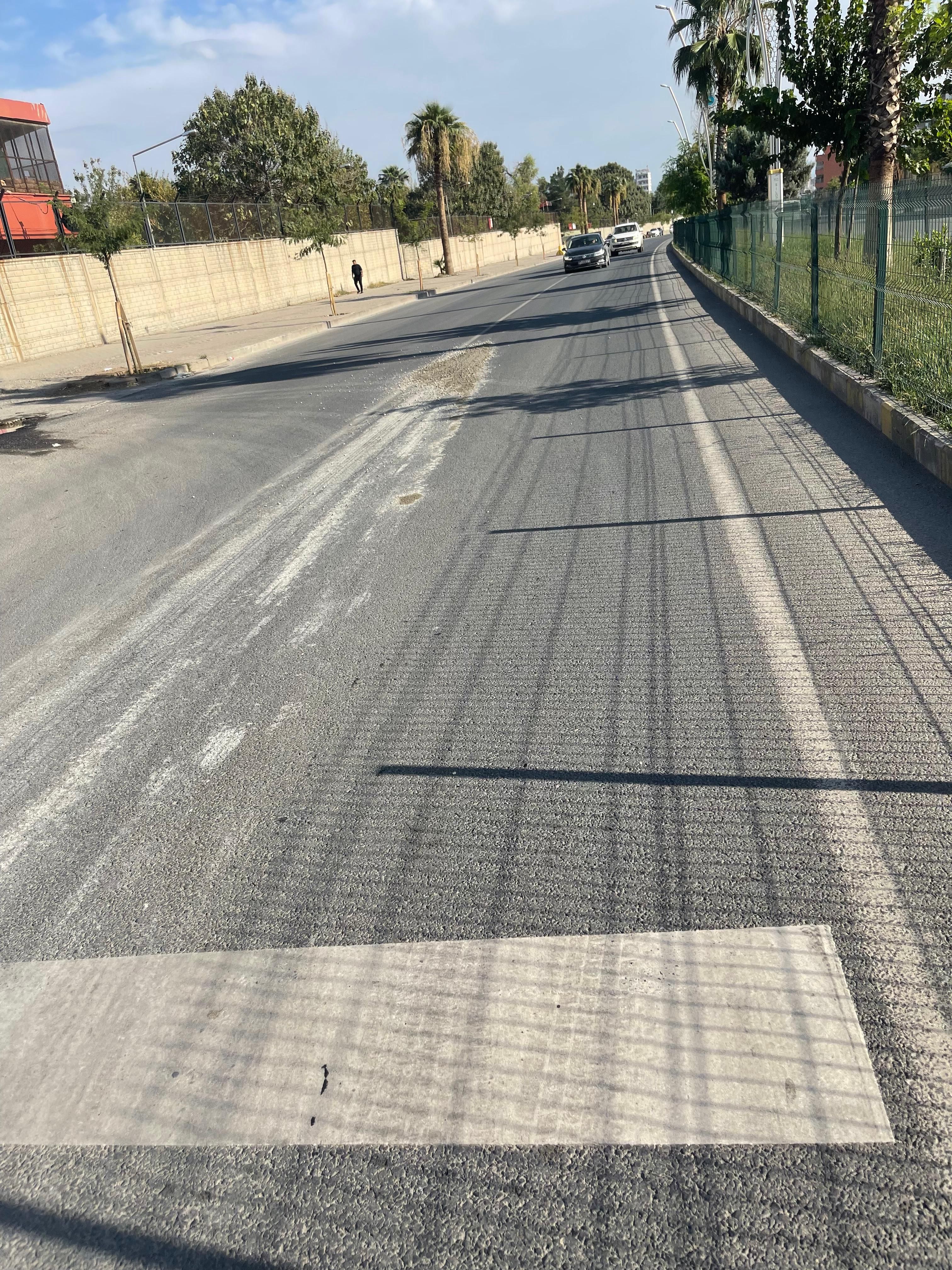 Silopi’de Yollara Dökülen Beton Tehlike Saçıyor