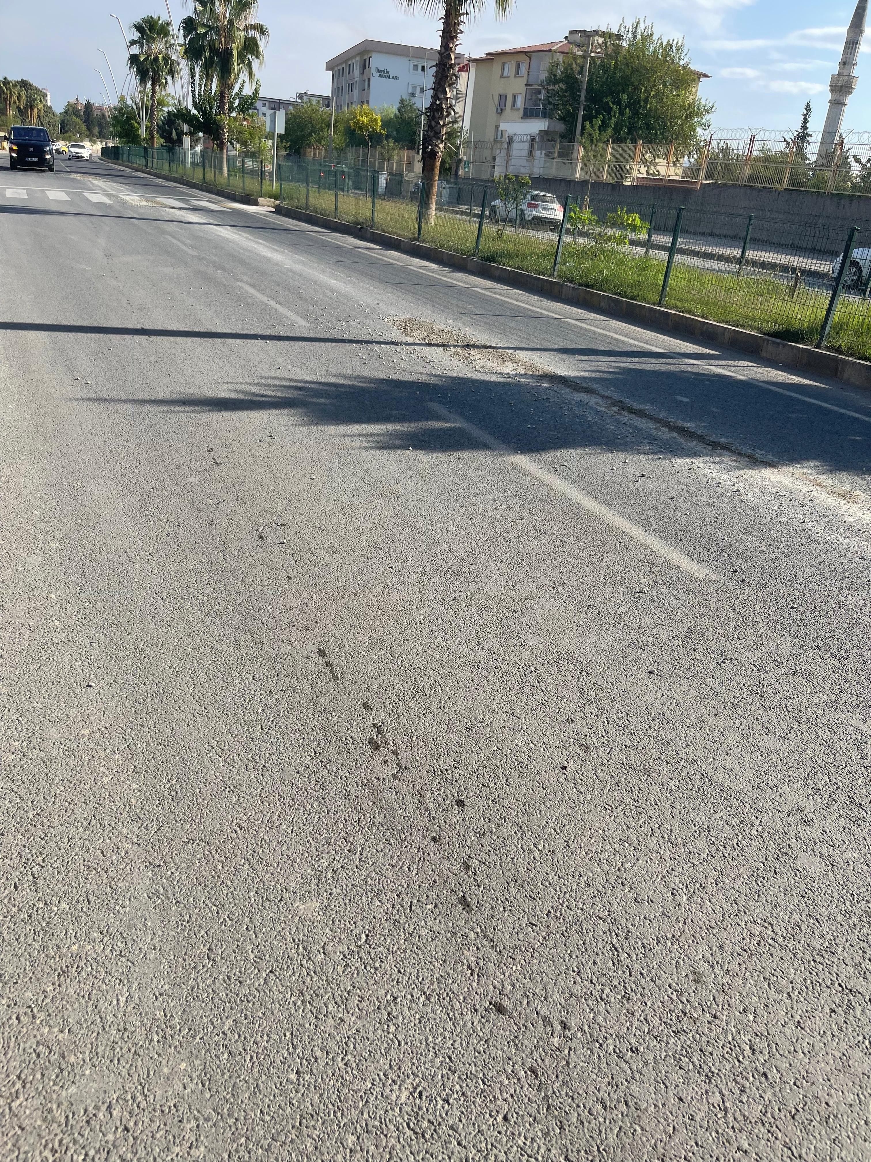 Silopi’de Yollara Dökülen Beton Tehlike Saçıyor