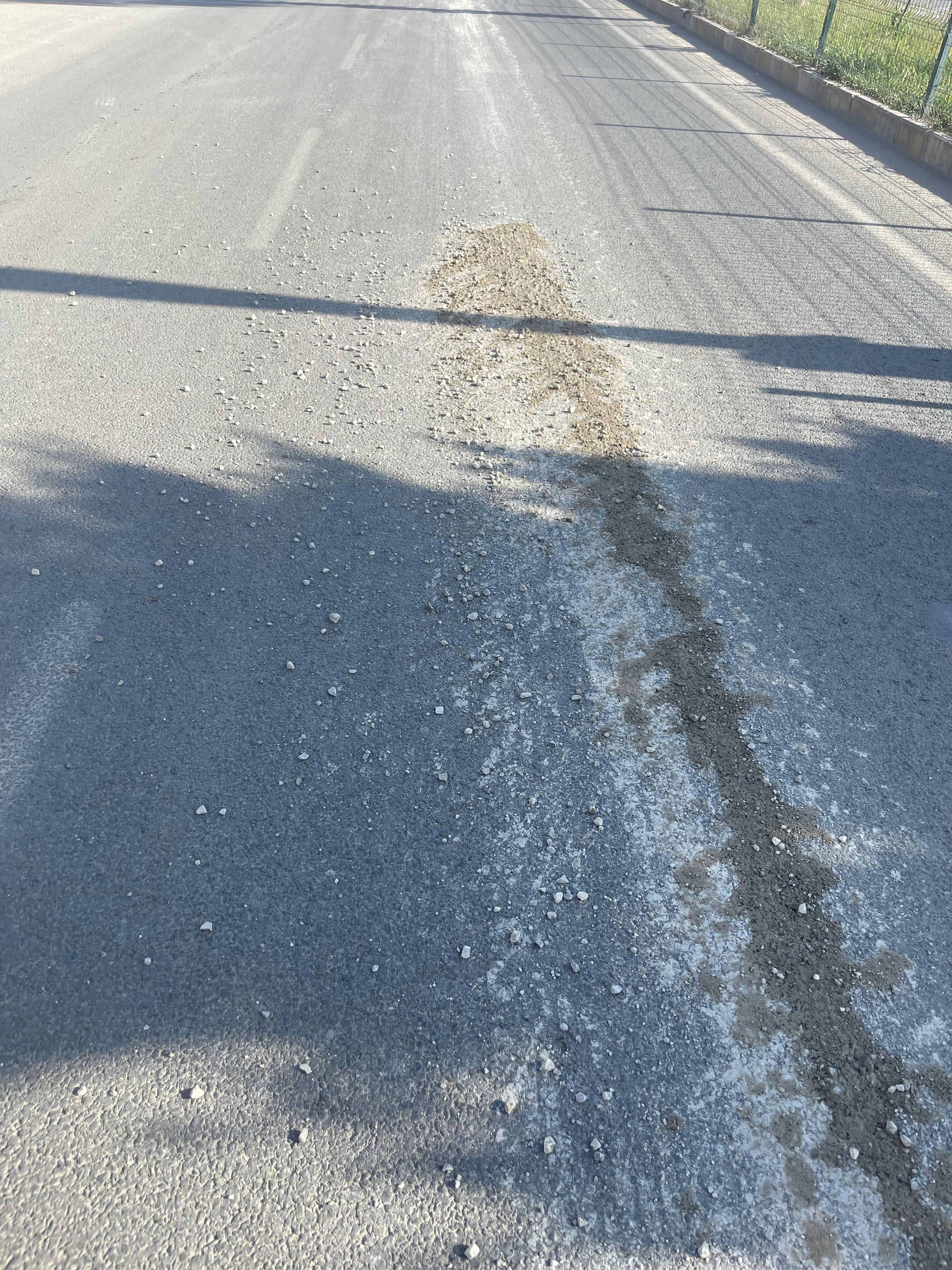 Silopi’de Yollara Dökülen Beton Tehlike Saçıyor