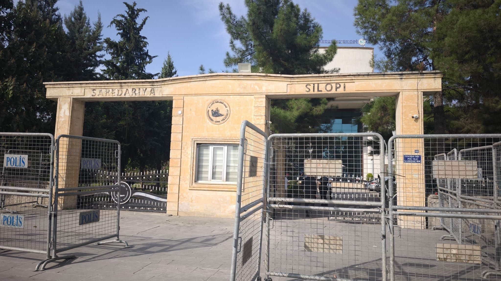 DEM Parti Silopi Belediye Meclisi’nin basın açıklaması öncesinde, Silopi Belediyesi önünde geniş güvenlik önlemleri alındı.