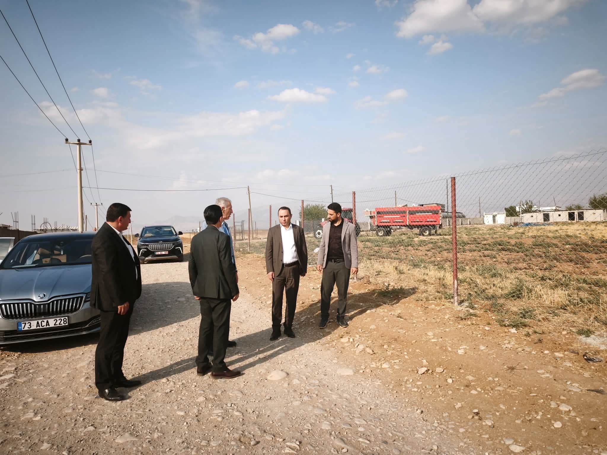 Şırnak’ın Silopi ilçesinde Kaymakam Çağlar Partal ve İlçe Özel İdare Müdürü Cemal Birlik, Kavallı köyünü ziyaret ederek köy içi yollarda incelemelerde bulundu.