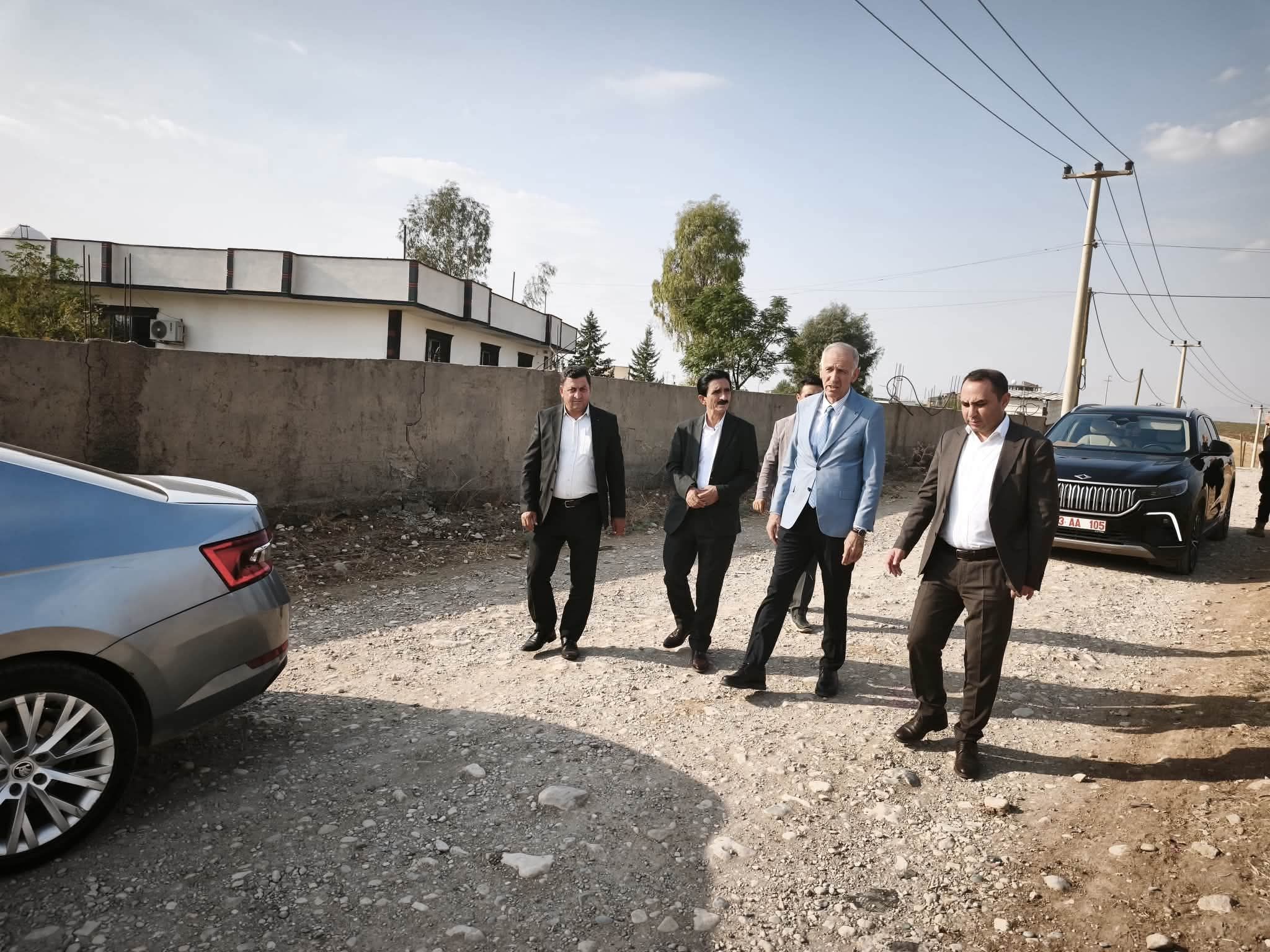 Şırnak’ın Silopi ilçesinde Kaymakam Çağlar Partal ve İlçe Özel İdare Müdürü Cemal Birlik, Kavallı köyünü ziyaret ederek köy içi yollarda incelemelerde bulundu.