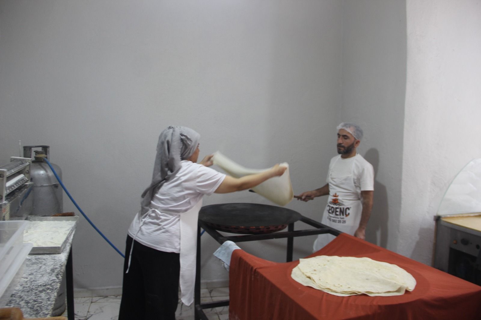 Cizre’de Sabah Namazıyla Başlayan Asırlık Ekmek Geleneği