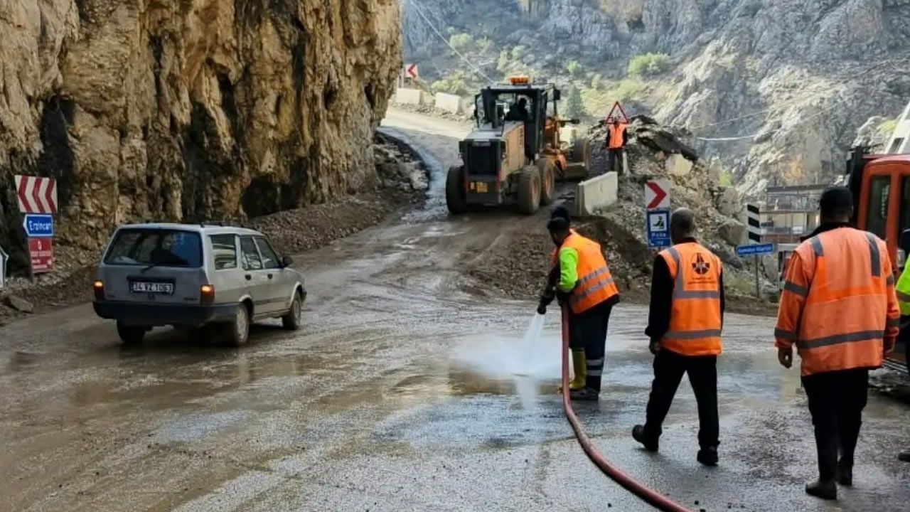 Sağanak ve dolunun ardından yollar yeniden ulaşıma açıldı